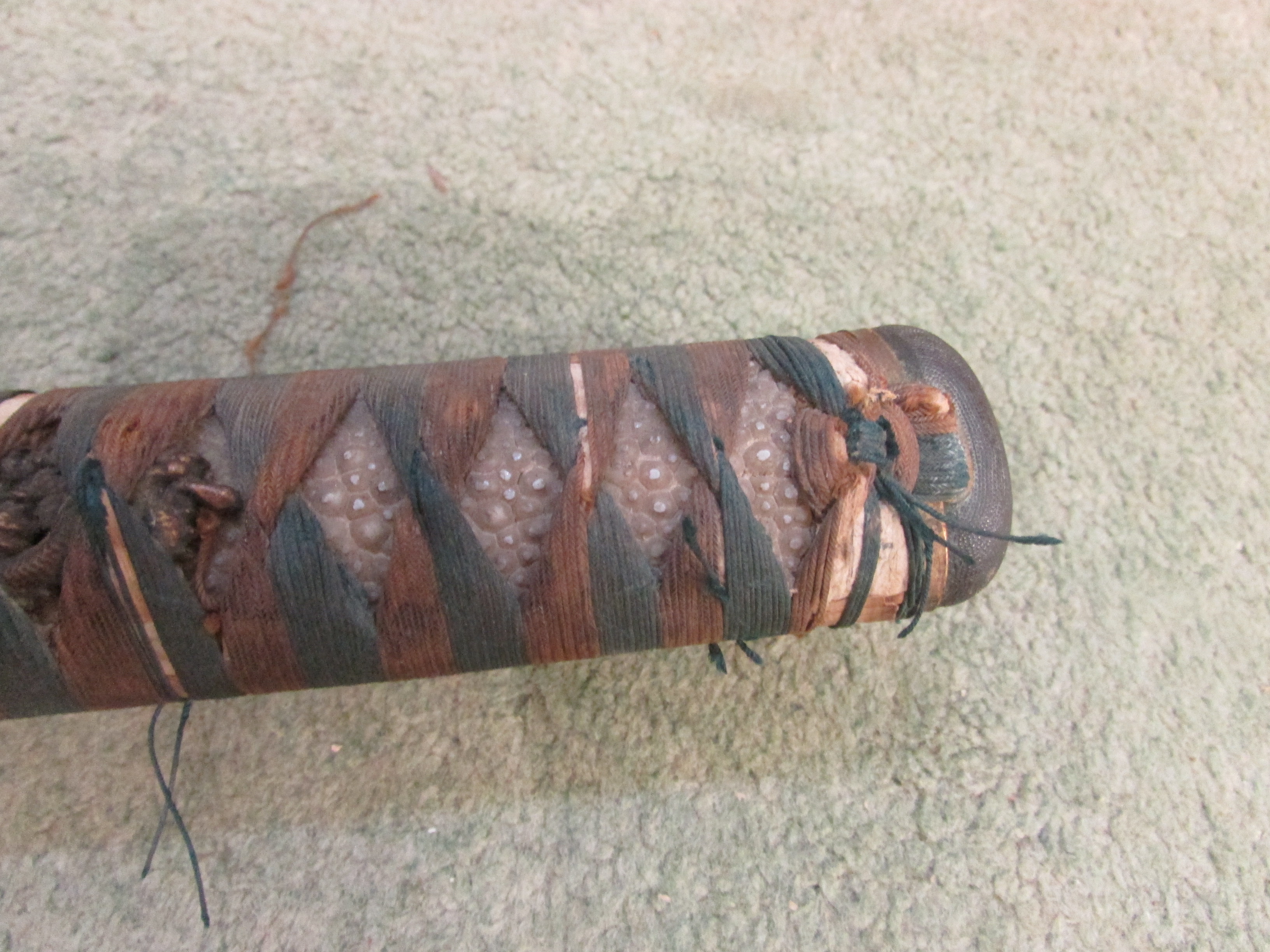 AN ANTIQUE JAPANESE KATANA SWORD WITH SHEATH, SOLD AS FOUND - Image 7 of 35