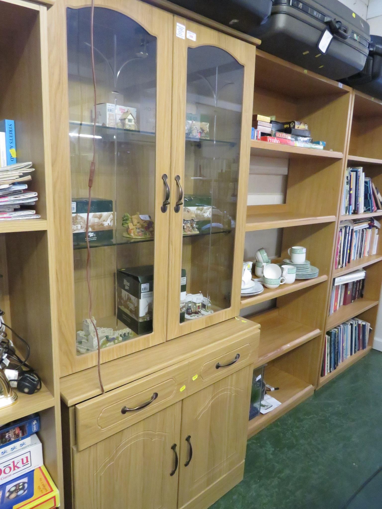 LIGHT WOOD EFFECT GLAZED AND ILLUMINATED CABINET WITH DRAWERS AND CUPBOARD TO BASE