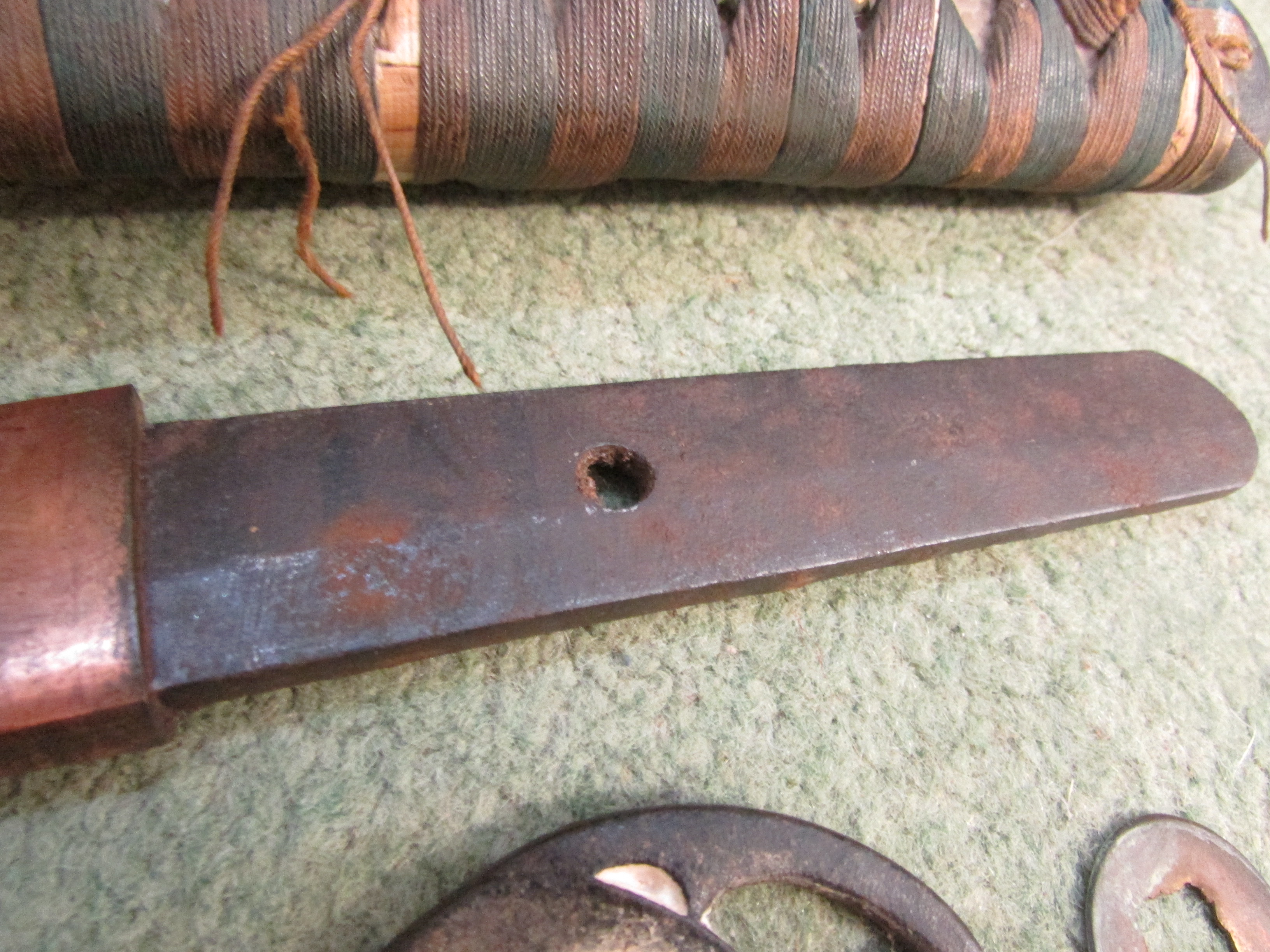 AN ANTIQUE JAPANESE KATANA SWORD WITH SHEATH, SOLD AS FOUND - Image 33 of 35