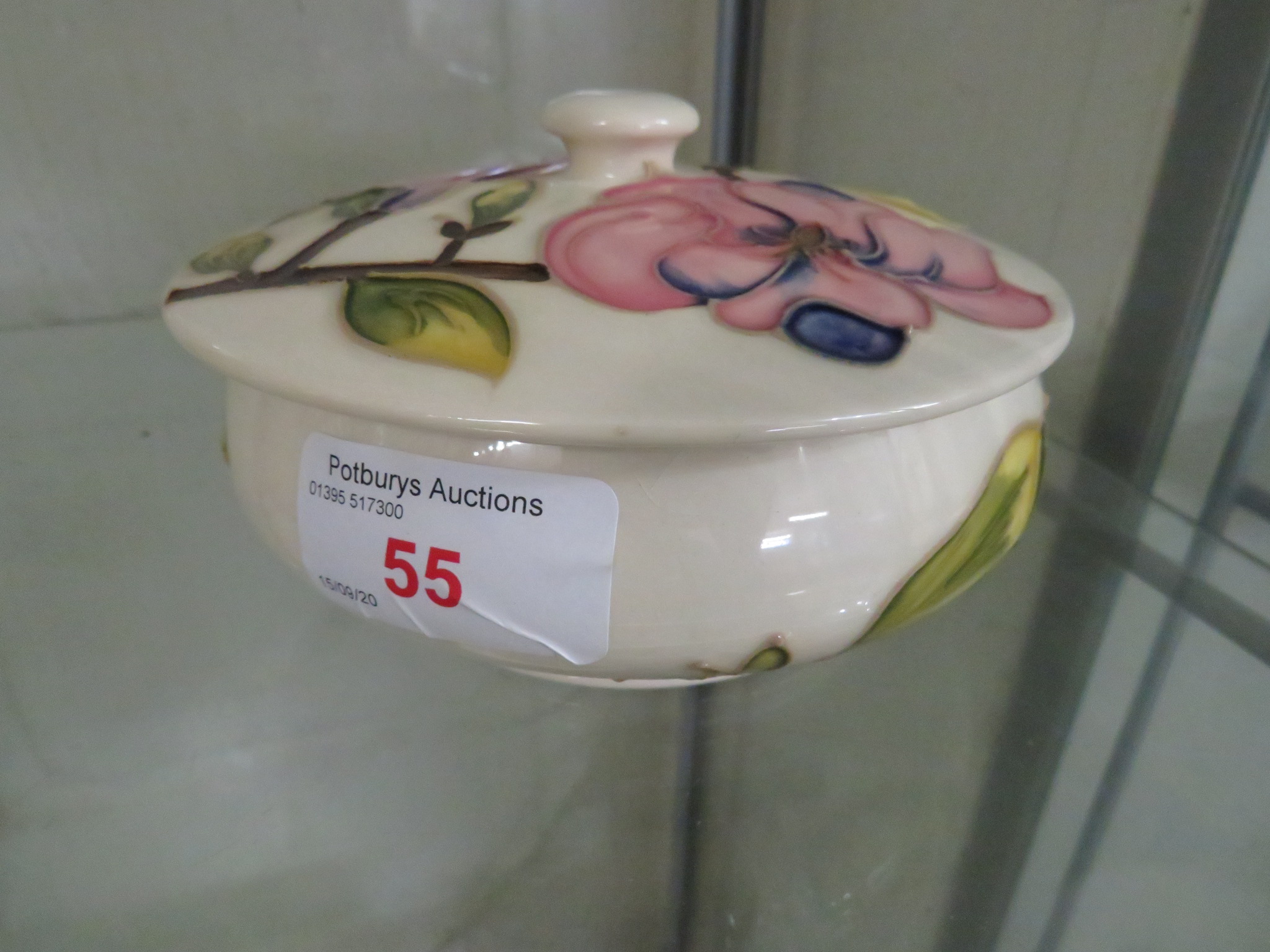 CREAM GLAZED MOORCROFT POTTERY LIDDED DISH DECORATED WITH PINK FLOWERS, HEIGHT 7CM, DIAMETER 13.5CM