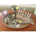 SMALL QUANTITY OF METALWARE INCLUDING PLATED TRAY, TOAST RACK, VASE, RING STANDS ETC