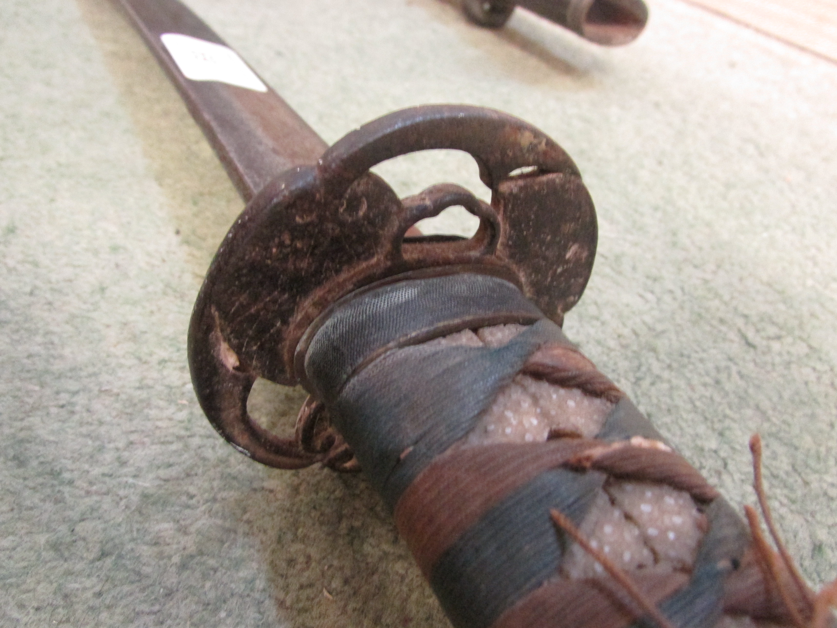 AN ANTIQUE JAPANESE KATANA SWORD WITH SHEATH, SOLD AS FOUND - Image 13 of 35