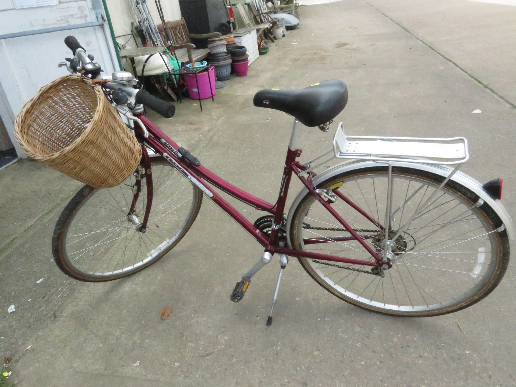 RIDGEBACK METRO 21L LADIES BICYCLE WITH FRONT WICKER BASKET AND REAR LUGGAGE RACK