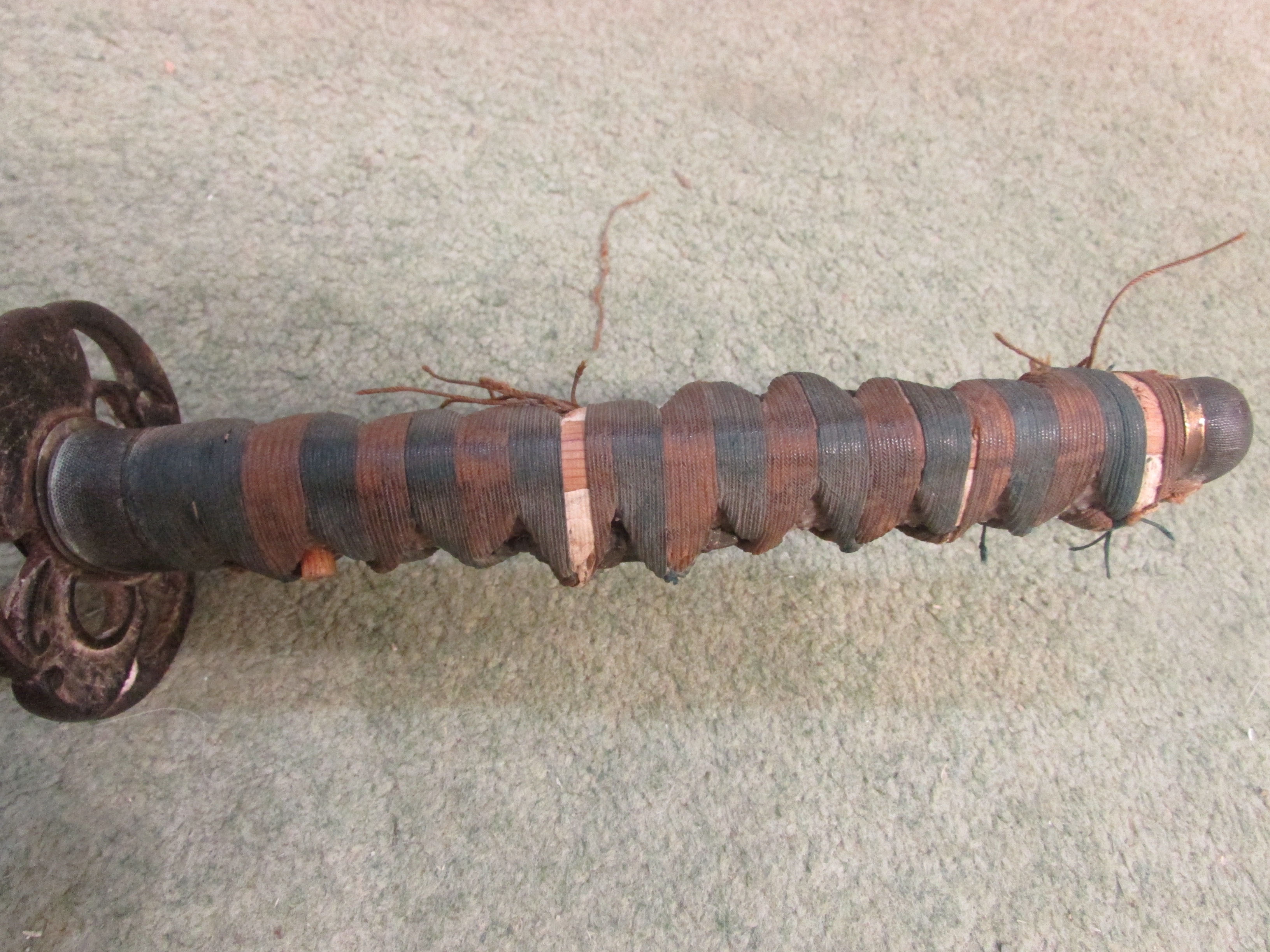 AN ANTIQUE JAPANESE KATANA SWORD WITH SHEATH, SOLD AS FOUND - Image 8 of 35