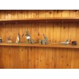 ONE SHELF OF DECORATIVE RESIN POTTERY AND GLASS FIGURINES
