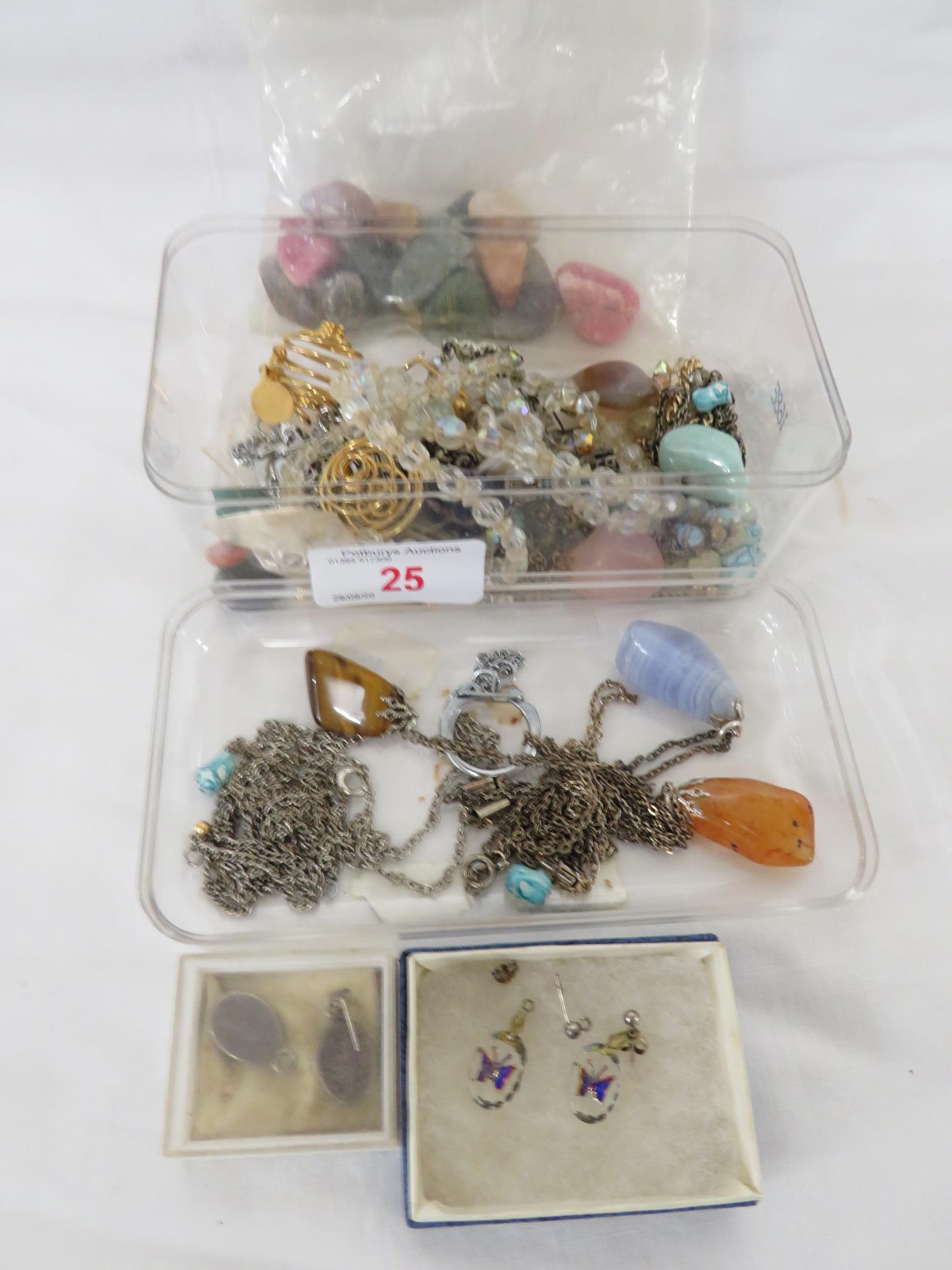 TRAY OF COSTUME BEADS, COSTUME JEWELLERY AND POLISHED STONES