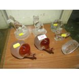 SHELF OF GLASS ANIMAL FIGURES AND PAPERWEIGHTS INCLUDING A SIGNED SWEDISH GLASS PAPERWEIGHT OF BIRD