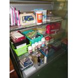THREE SHELVES OF CRAFT MATERIALS AND ACCESSORIES INCLUDING A SPELLBINDER, DIE CUTTER, ASSORTED DIES,