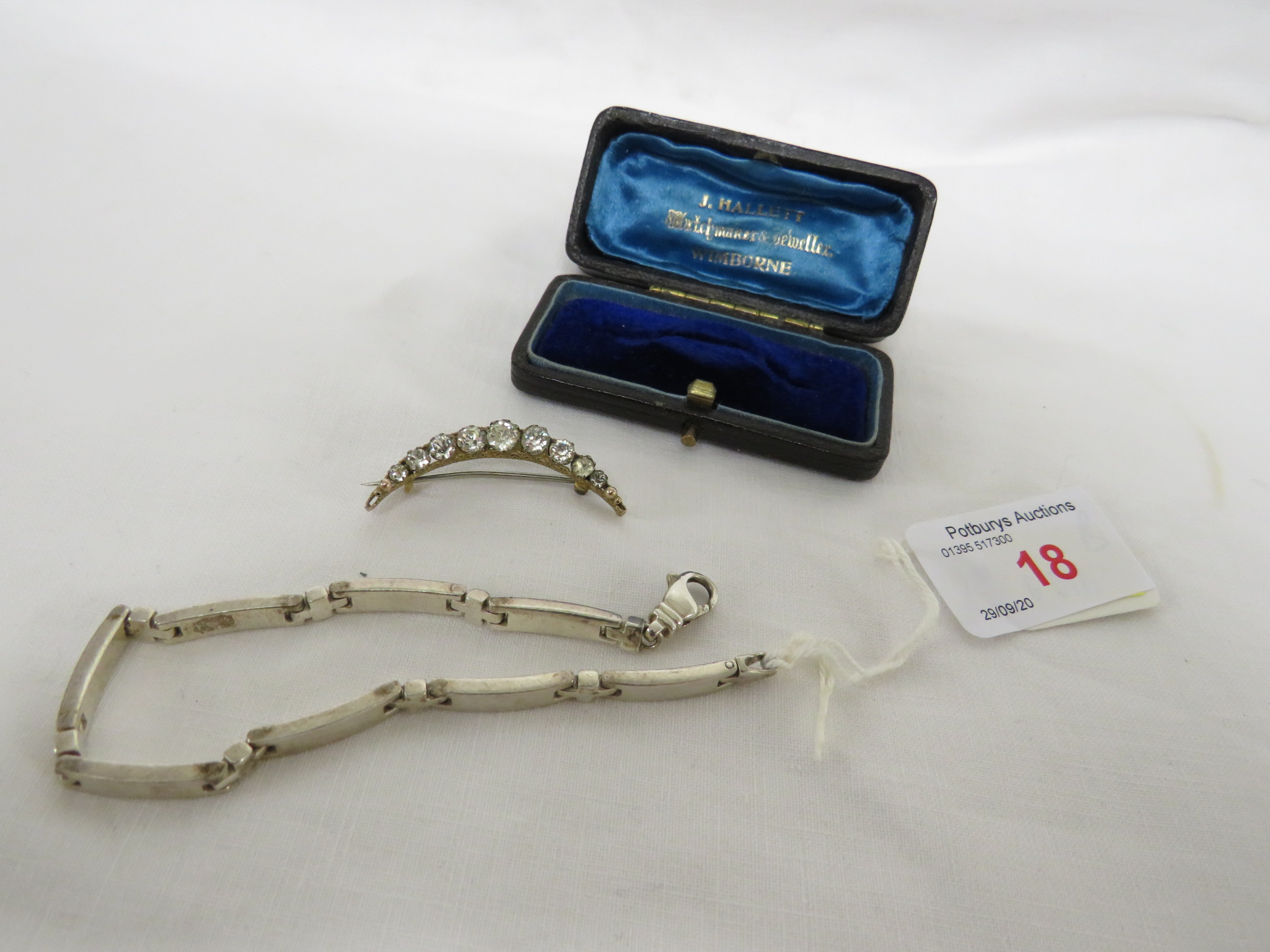 925 IMPORTED SILVER BRACELET OF OBLONG LINKS, LENGTH 18CM, 0.6 OZT; AND A COSTUME CRESCENT BROOCH