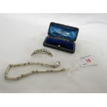 925 IMPORTED SILVER BRACELET OF OBLONG LINKS, LENGTH 18CM, 0.6 OZT; AND A COSTUME CRESCENT BROOCH