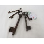 18TH/19TH CENTURY FRENCH CHATEAU KEY 16CM CAST IRON, AND FOUR OTHER KEYS