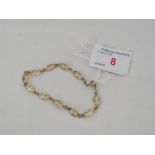 9 CARAT GOLD BRACELET WITH SHAPED OVAL LINKS, 2.1G