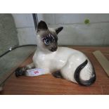 ROYAL DOULTON FIGURE OF A SEATED SIAMESE CAT