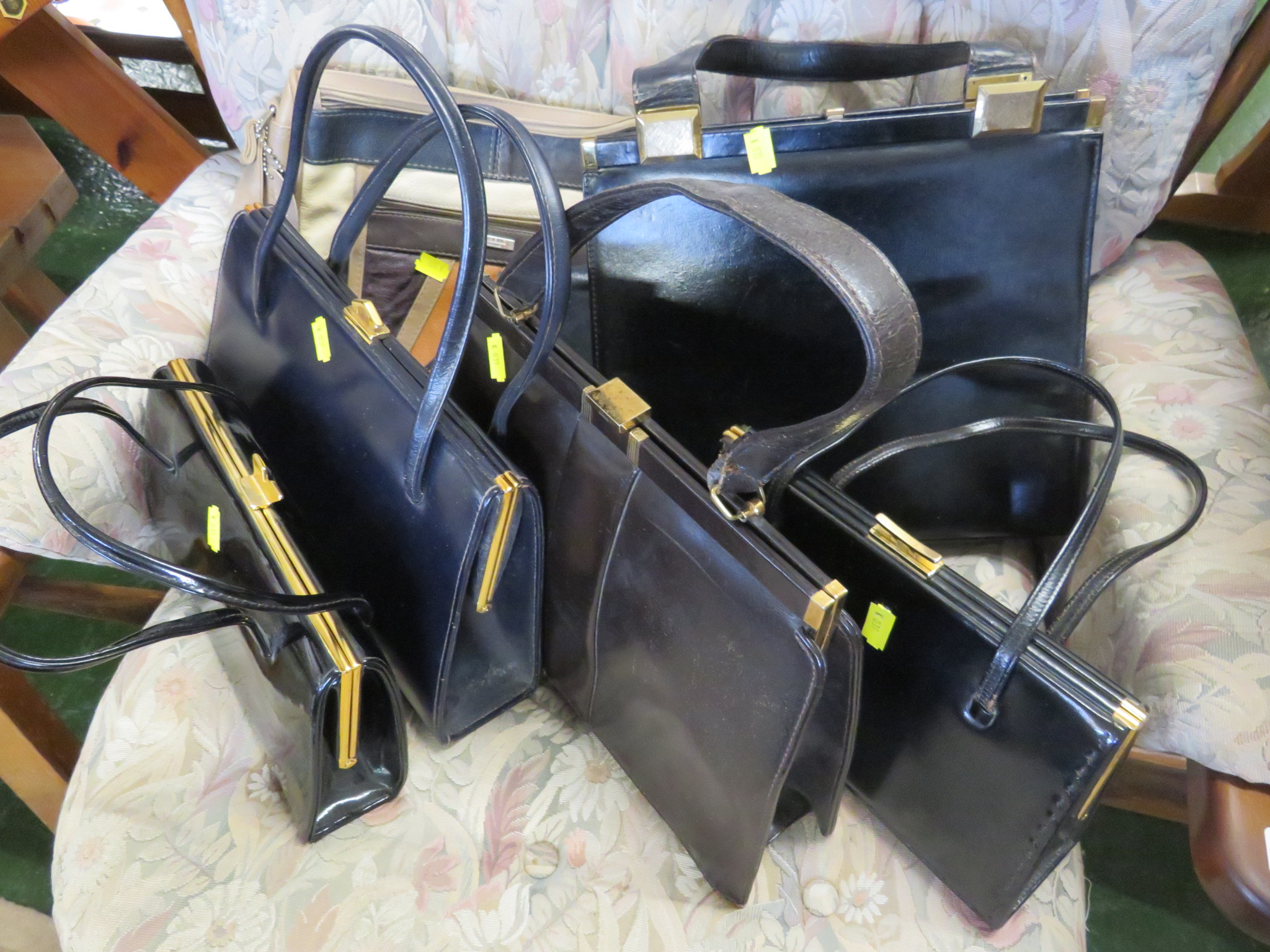 SEVEN VINTAGE LADIES LEATHER HANDBAGS INCLUDING ACKERY OF LONDON, PETER LEIGH AND JANE SHILTON