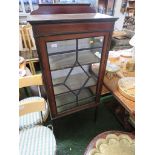 LATE 19TH CENTURY GLAZED MAHOGANY CHINA DISPLAY CABINET, SINGLE GEOMETRICALLY GLAZED DOOR AND