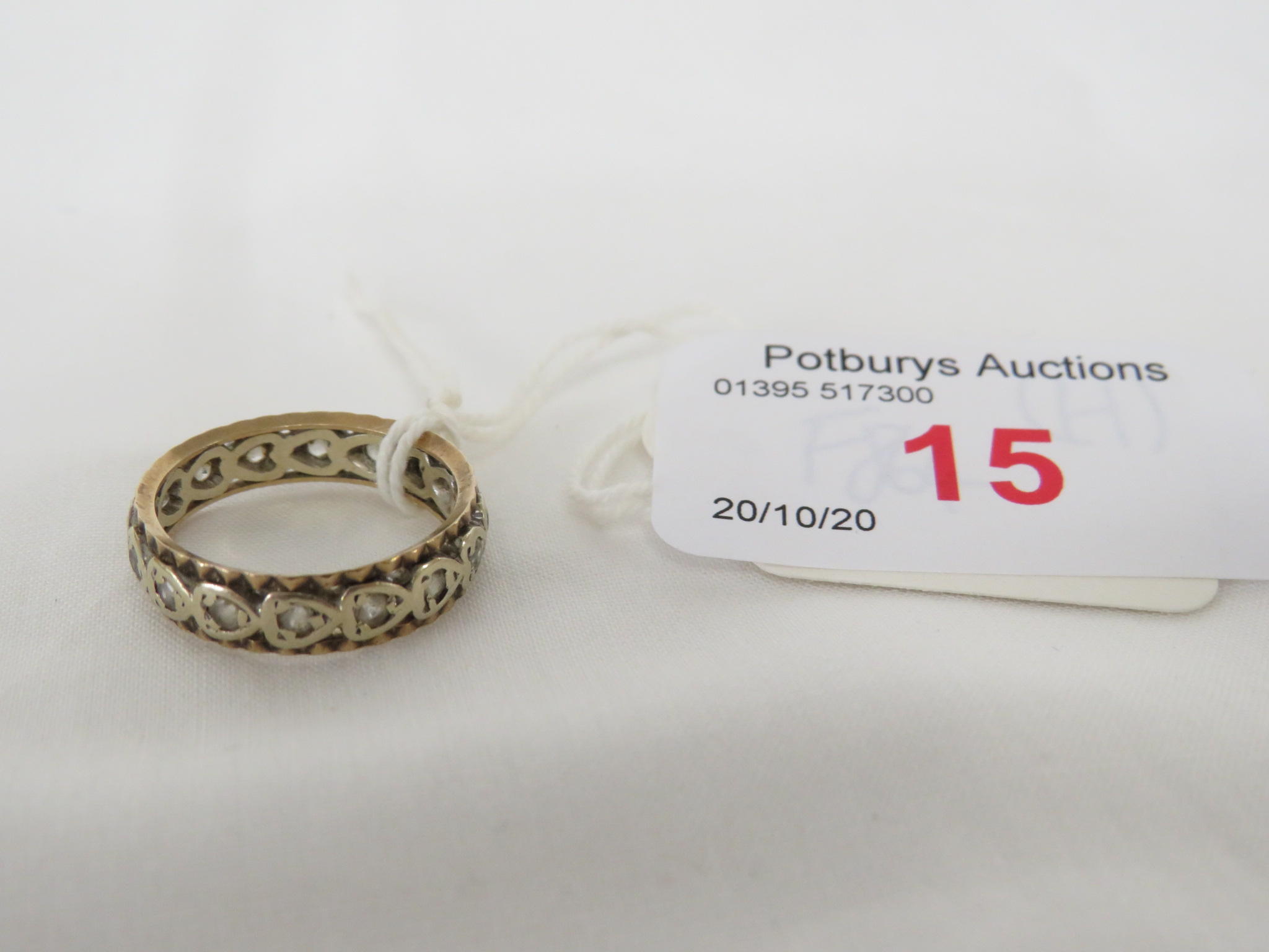 9 CARAT GOLD RING WITH LINK DECORATION AND SET WITH VERY SMALL WHITE STONES, STAMPED 375, 2.9G, WITH