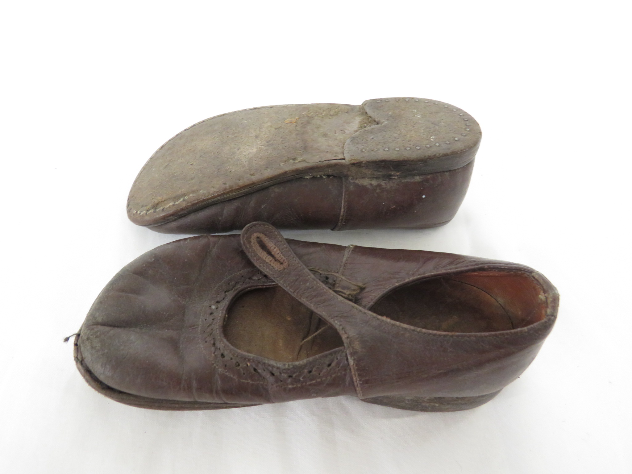 PAIR OF VINTAGE BROWN LEATHER BABY SHOES - Image 2 of 2