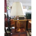 LARGE MID WOOD BALUSTER TABLE LAMP WITH CREAM SHADE (NEEDS RE-WIRING)