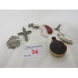 925 WHITE METAL MOUSE BROOCH, 800 CROSS PENDANT, 925 LEAF PENDANT, AN INTERLINKED INITIALS BROOCH, A