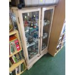 ILLUMINATED LIGHT WOOD EFFECT GLAZED DISPLAY CABINET WITH GLASS SHELVES AND MIRRORED BACK (NEEDS