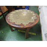 MID WOOD CIRCULAR COFFEE TABLE WITH INSET MIDDLE EASTERN STYLE ENGRAVED BRASS TRAY