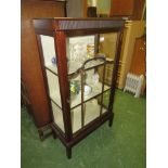 MAHOGANY GLAZED CHINA DISPLAY CABINET WITH SINGLE DOOR (A/F)