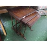 NEST OF THREE MAHOGANY REPRODUCTION OCCASIONAL TABLES ON SLENDER SPINDLE TURNED LEGS