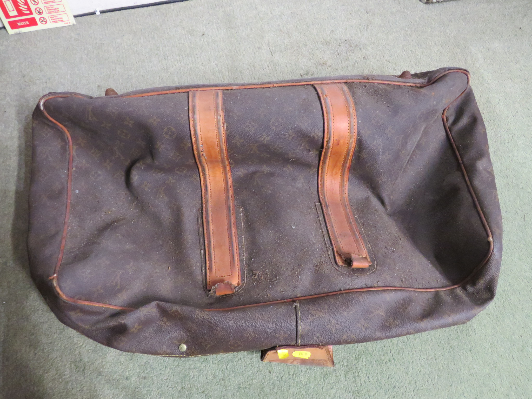 VINTAGE LOUIS VUITTON TRAVEL BAG (A/F - RESTORATION PROJECT) - Bild 3 aus 4