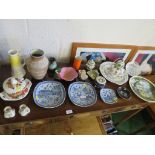 CERAMIC TABLE LAMP AND DECORATIVE CHINA INCLUDING PLATES AND VASES (NEEDS PLUG)