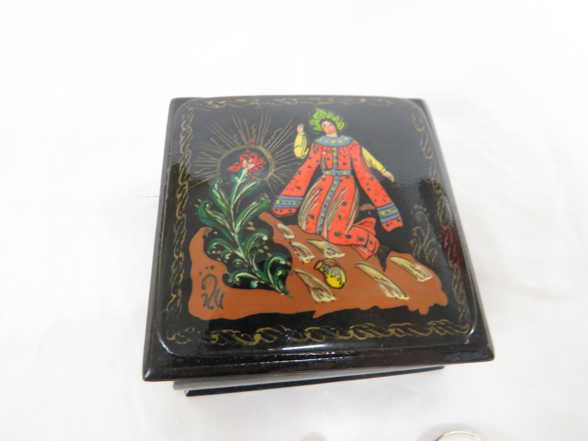 SMALL HAND-PAINTED LACQUER BOX CONTAINING A DRESS RING WITH YELLOW STONE, ONE OTHER DRESS RING, - Image 2 of 3