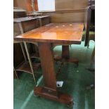 VARNISHED MAHOGANY OCCASIONAL TABLE WITH BALUSTER TURNED STRETCHER