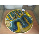 POOLE POTTERY PLATE WITH OCHRE, GREEN AND BLUE ABSTRACT DESIGN