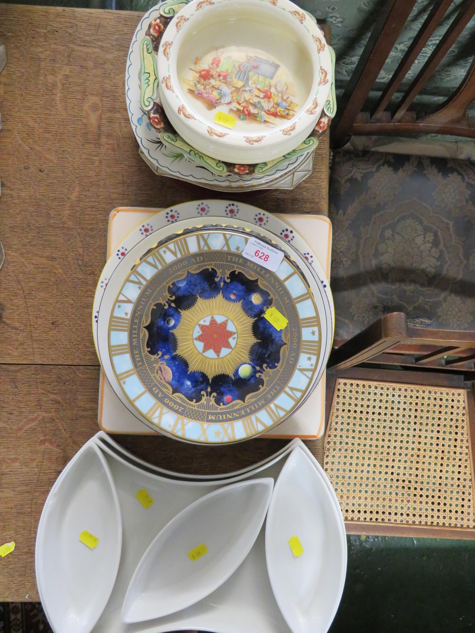 ROYAL DOULTON BUNNYKINS DISH, A ROYAL WORCESTER COLLECTORS PLATE AND OTHER DECORATIVE CHINA PLATES