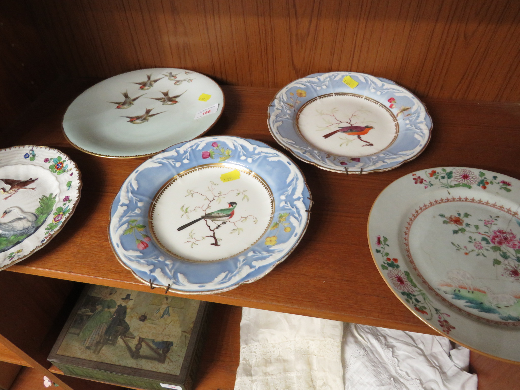 FIVE DECORATIVE PLATES DECORATED WITH HAND-PAINTED BIRDS
