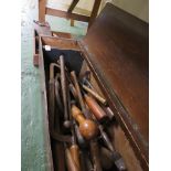 ASSORTED WOODWORKING AND HAND TOOLS (THE CONTENTS OF A WOODEN BOX AND TRAY)