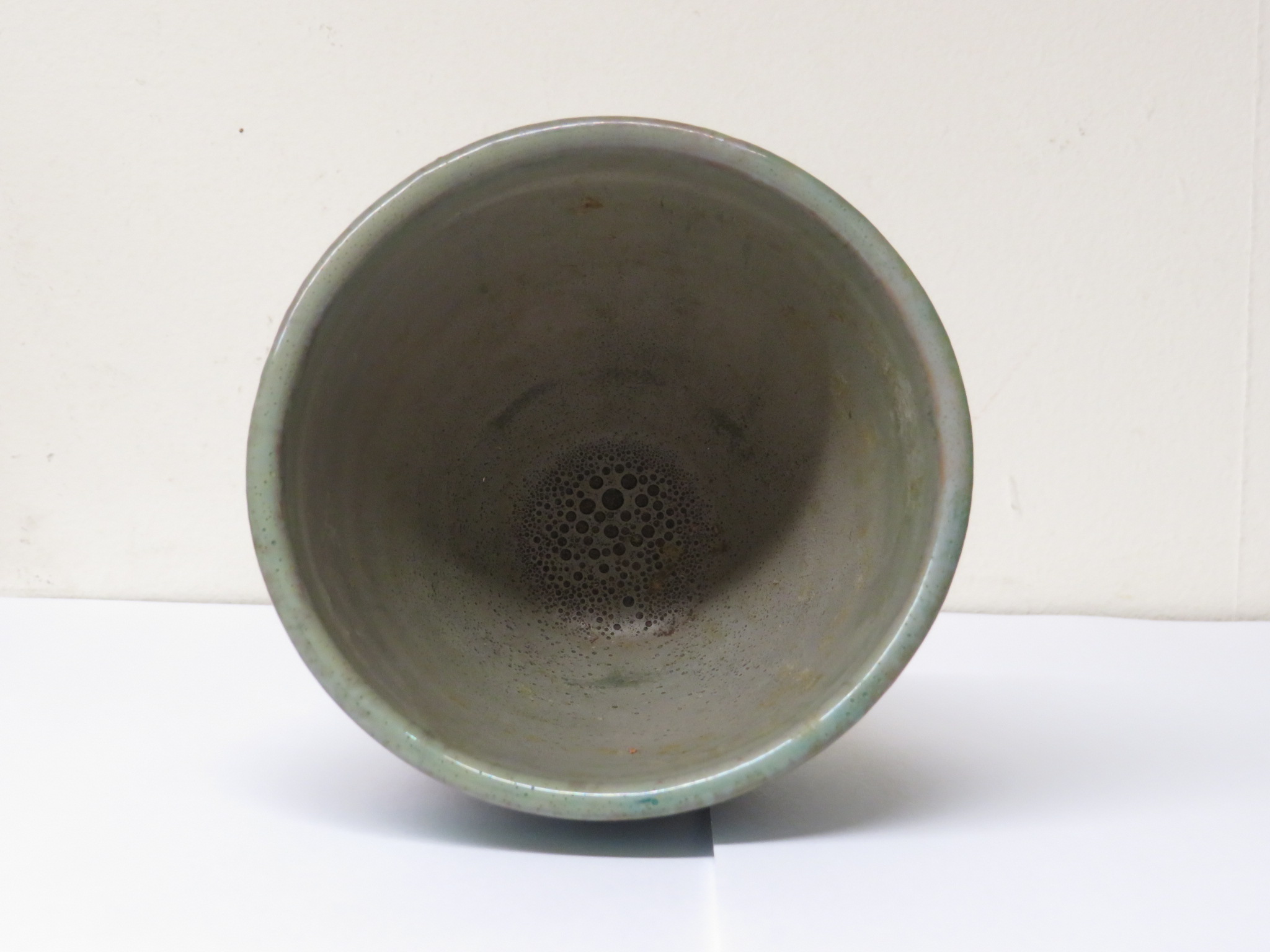 POTTERY CUP IN GREEN AND BROWN METALLIC GLAZE, HEIGHT 7.8CM, THE BASE STAMPED PEWABIC DETROIT WITH - Image 2 of 4