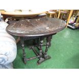 EARLY 19TH CENTURY OAK GATE LEGGED OVAL OCCASIONAL TABLE, THE TOP CARVED WITH LEAVES