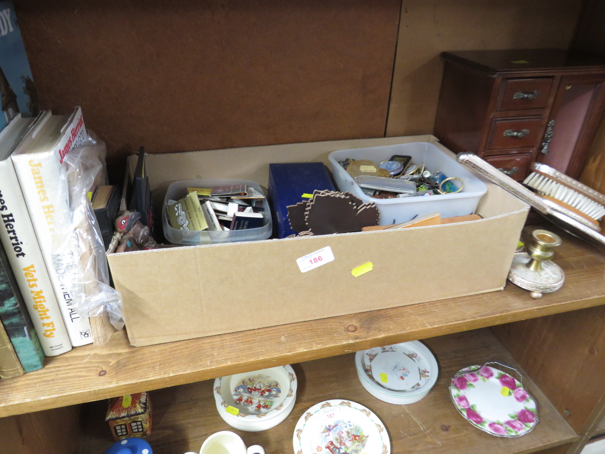 SMALL QUANTITY OF BOOK, KEYS AND KEY RINGS, MATCHBOOKS, WOODEN CHEST (ONE SHELF)