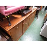 SIDEBOARD IN A SIMULATED TEAK VENEER WITH FOUR CUPBOARD DOORS