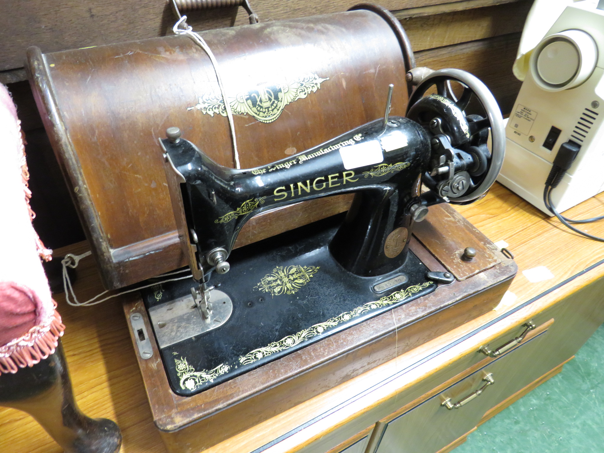 SINGER MANUAL SEWING MACHINE WITH WOODEN CASE