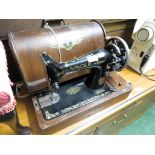 SINGER MANUAL SEWING MACHINE WITH WOODEN CASE