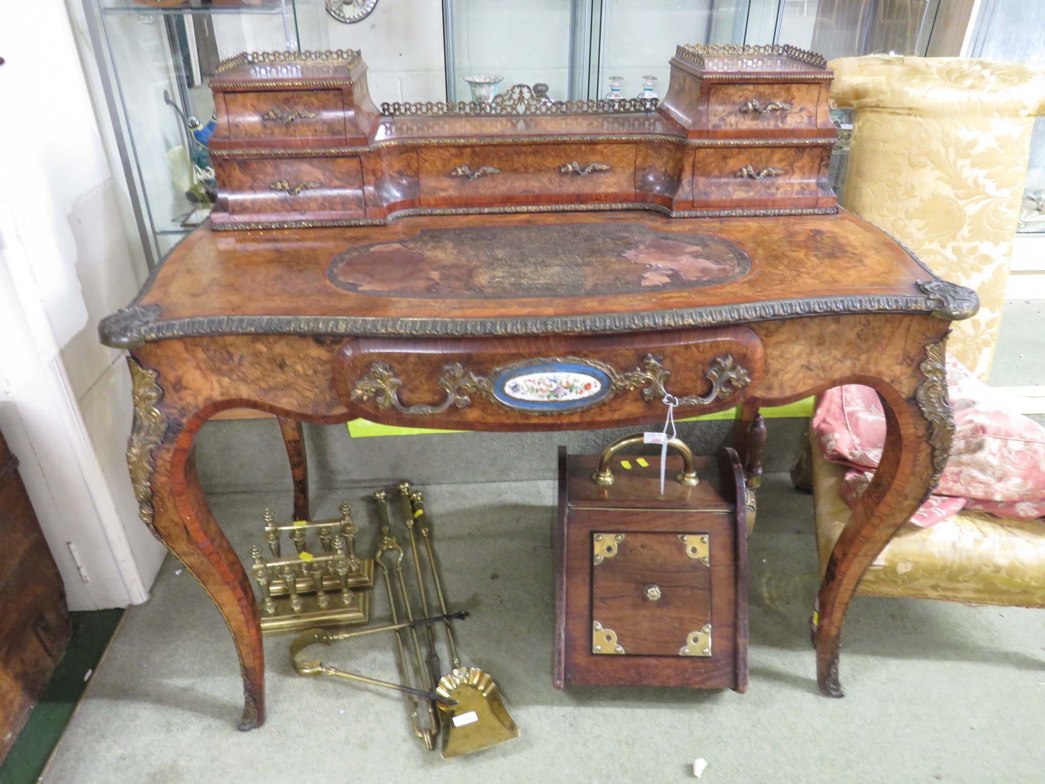 19TH CENTURY WALNUT VENEERED FRENCH WRITING DESK, SINGLE DRAWER WITH PAINTED PORCELAIN PANEL, THE - Image 3 of 3