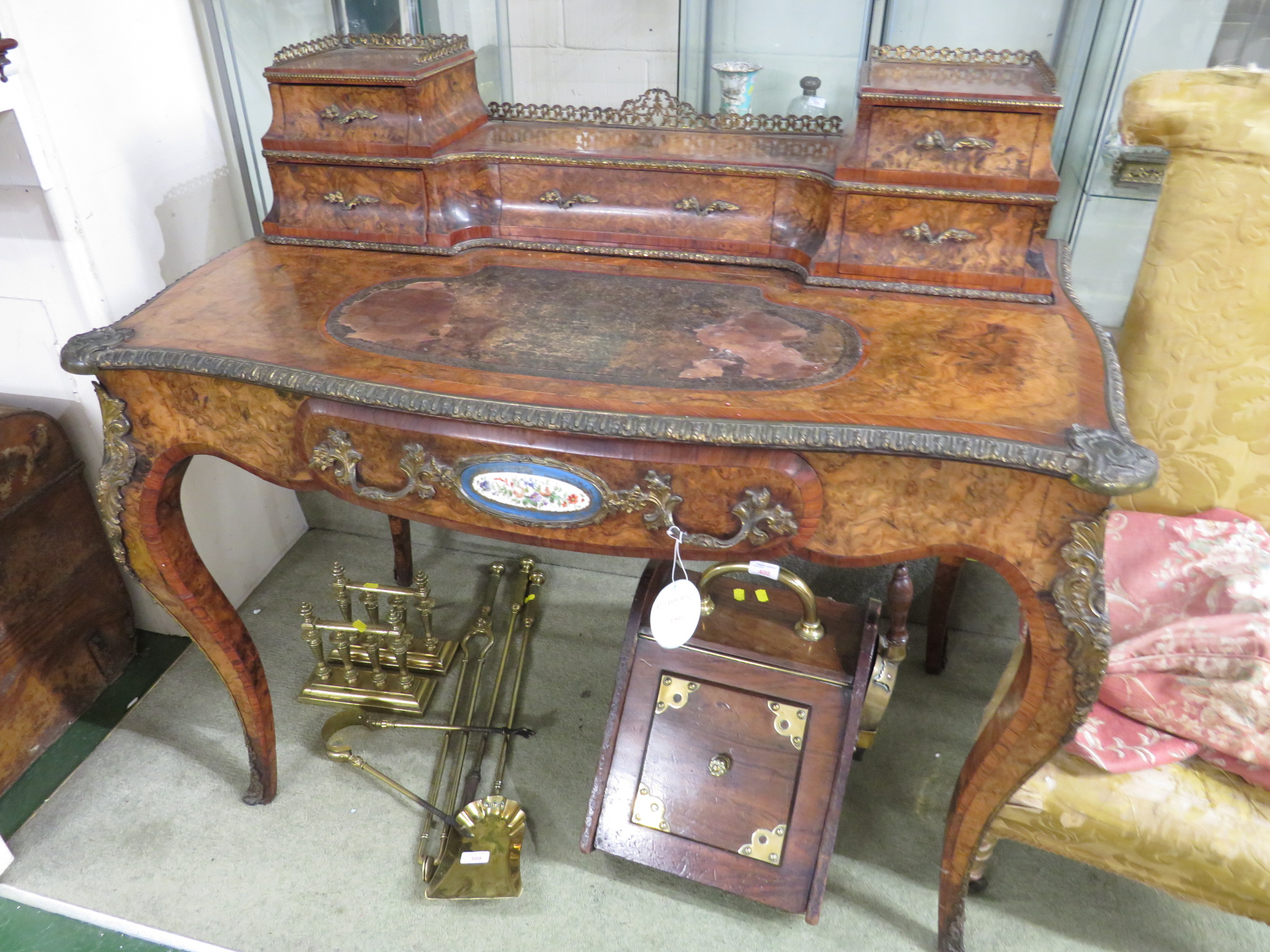 19TH CENTURY WALNUT VENEERED FRENCH WRITING DESK, SINGLE DRAWER WITH PAINTED PORCELAIN PANEL, THE - Image 2 of 3