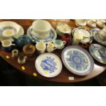 SELECTION OF HOUSEHOLD AND DECORATIVE CERAMICS INCLUDING PLATES, BOWLS, TEAPOTS AND JUGS
