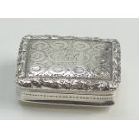 Silver Vinaigrette Nathaniel Mills 1827: George IV. Measuring 3.2cm x 2.2cm x 1.0cm.