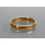 22ct gold Wedding Band: Weight 2.6g.