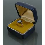 15ct gold Ring: Set with black & white Wedgwood Jasperware roundel, 2.5 grams.