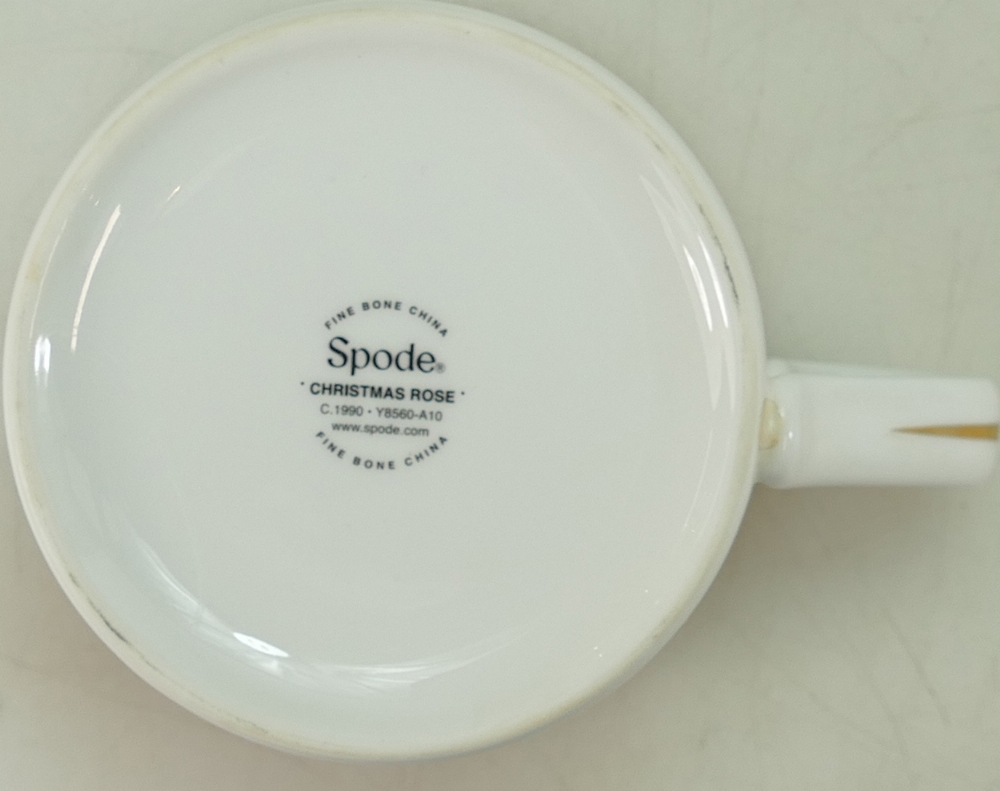 Spode Christmas Rose tea and dinner ware: A collection of Spode tea and dinner ware to include 6 - Image 2 of 6