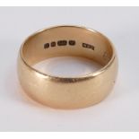 9ct gold wedding band: size M/N, 5.5 grams.