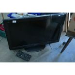 Panasonic 32" LCD Television: with remote(2)